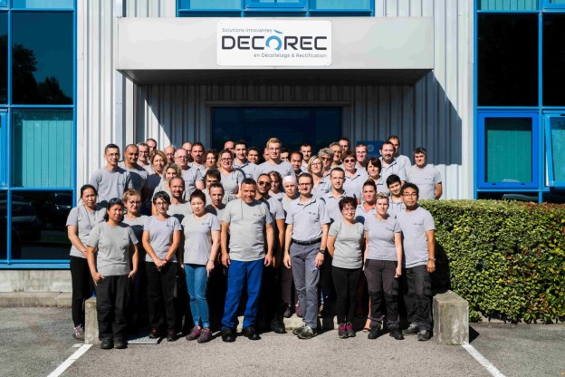 Équipe de DECOREC devant son usine de décolletage et de rectification